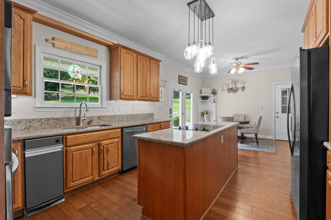 Lakefront Equestrian Estate on 8 Acres - photo 17