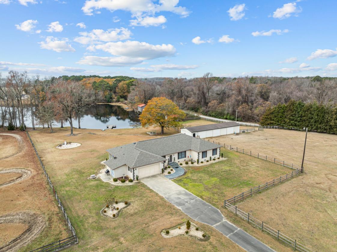 Dream Equestrian Estate with 5 Stable Barn & more - photo 3