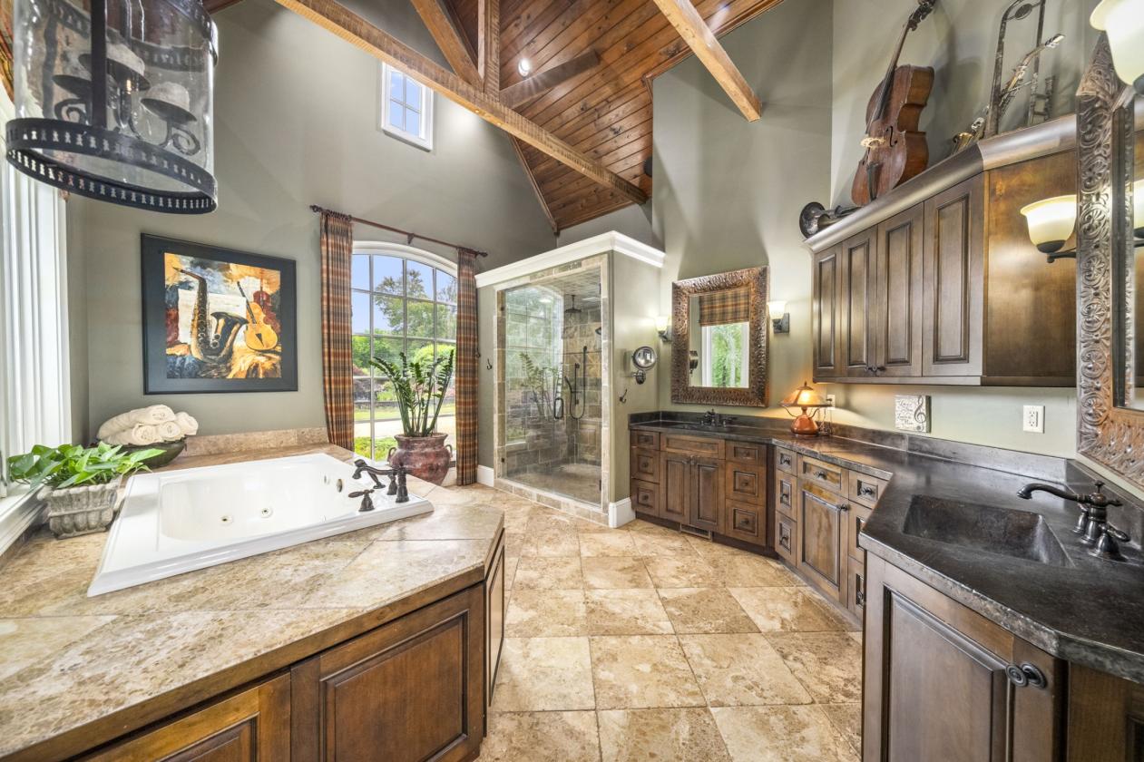 Luxury Estate on 2022 Acres with Helicopter Hangar - photo 16