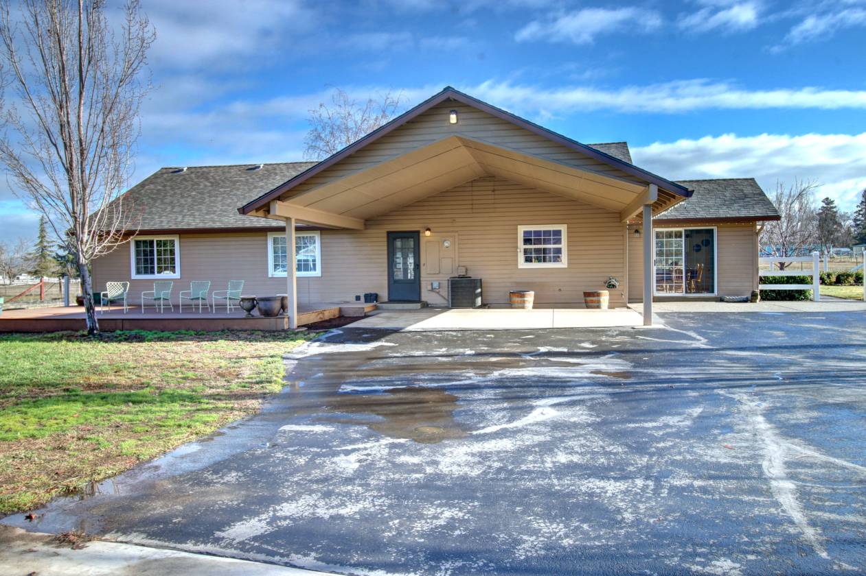 Southern Oregon Equestrian Estate Medford, Jackson County, Oregon