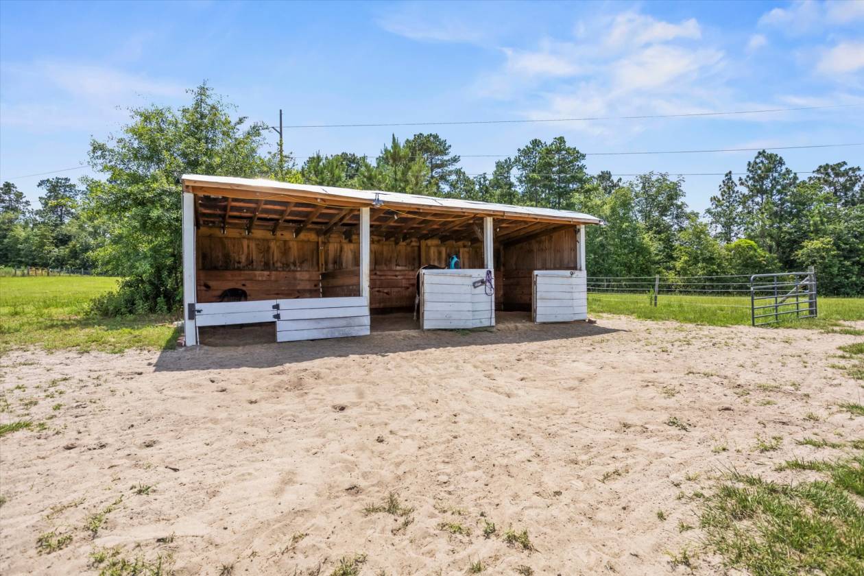 Affordable Hobby Farm 3 Stall Shelter - photo 10