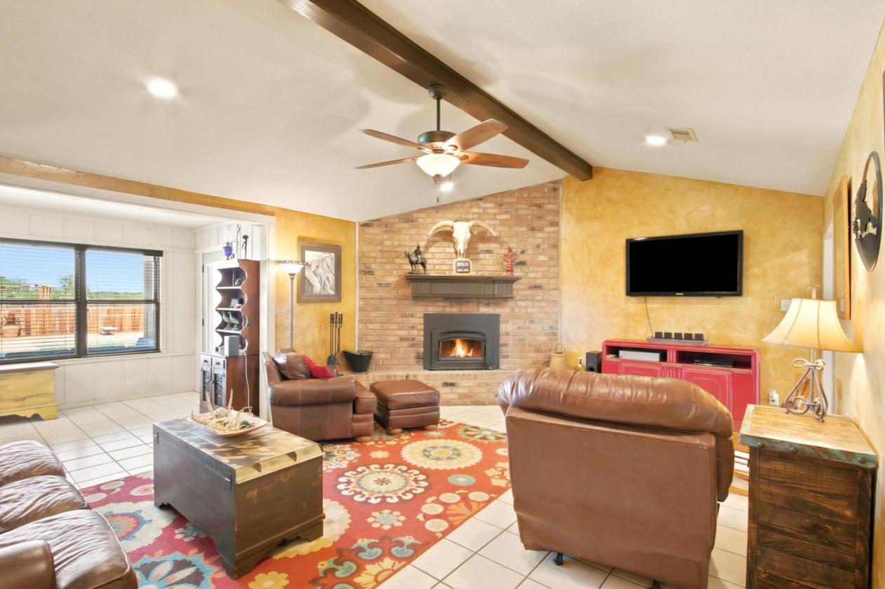West Texas paradise with pool, barn & arena! - photo 13