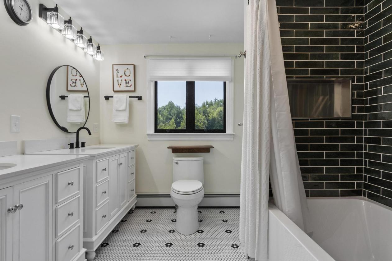 MOVE IN READY! BEST DEAL IN TOWN! - photo 18