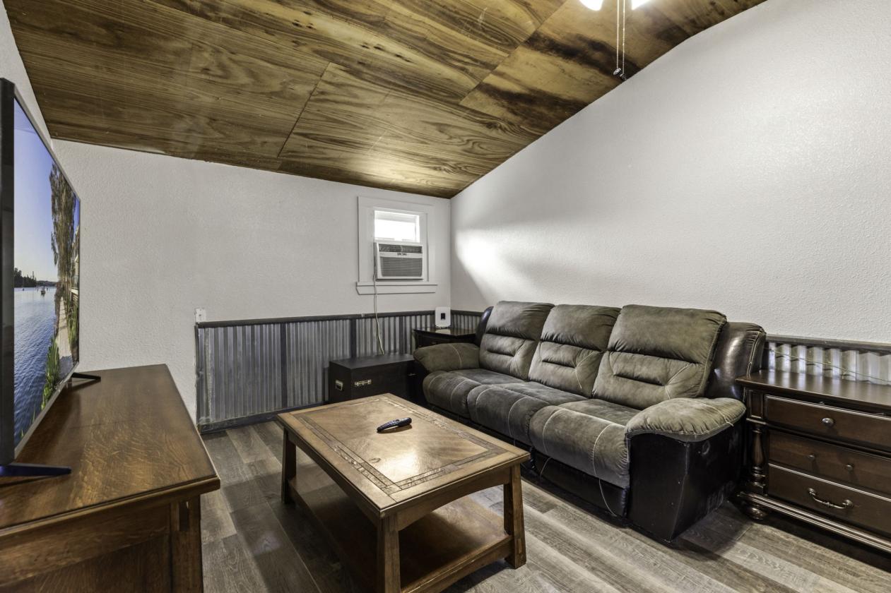 Beautiful home on 5 acres + Guest House - photo 23