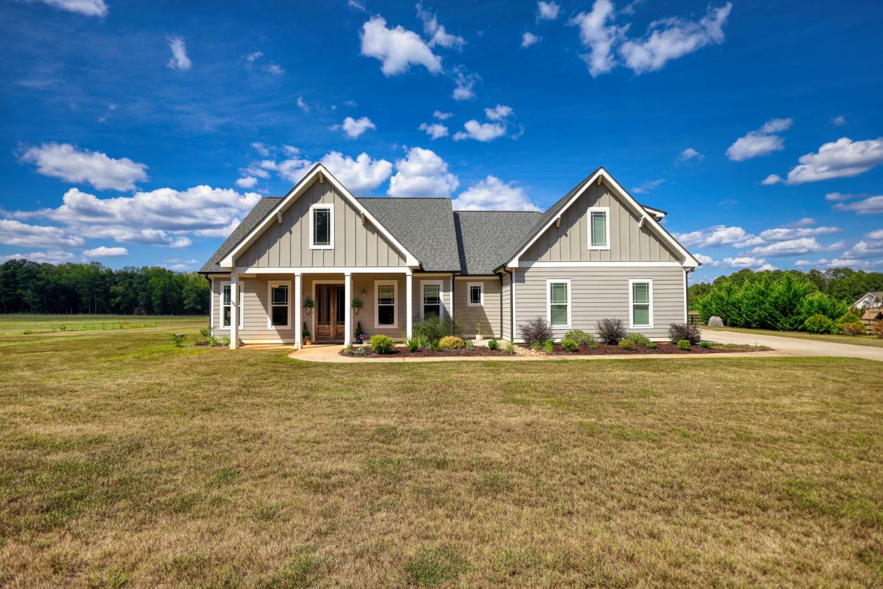 Modern ranch home on 5ac, 3 stall barn - photo 2