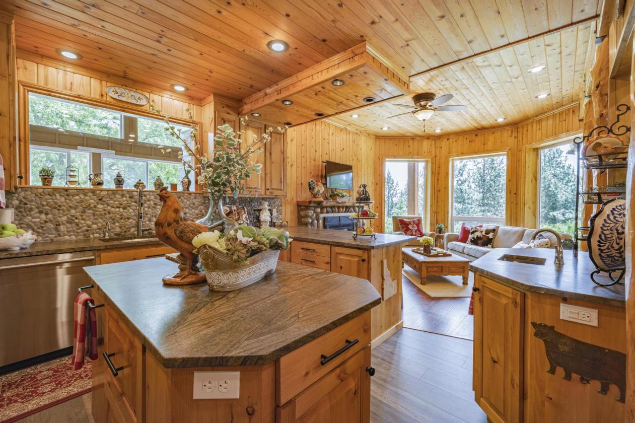 Stunning custom estate, bring your horses! - photo 6