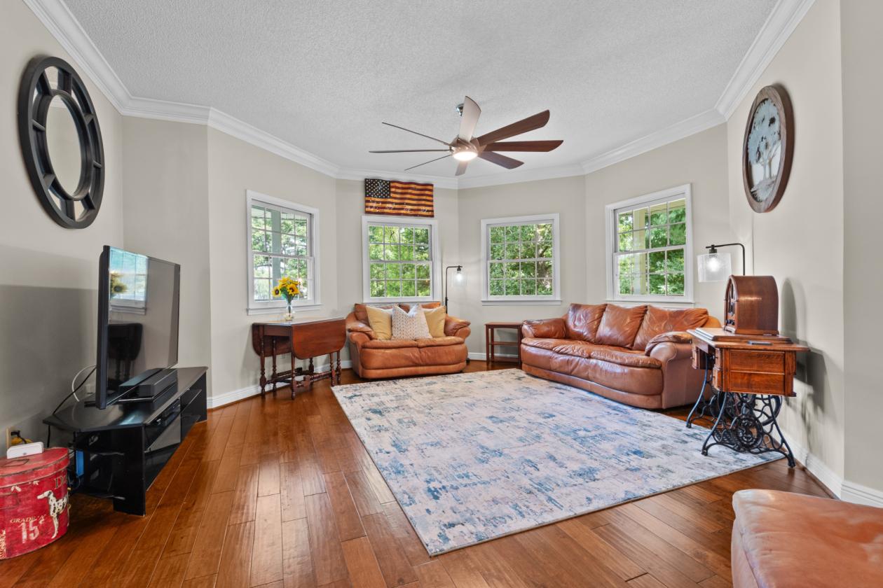 Lakefront Equestrian Estate on 8 Acres - photo 15