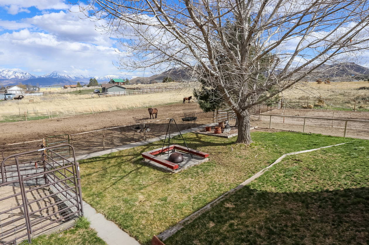 Five Beautiful Flat Acres, Views and Indoor Riding Arena in