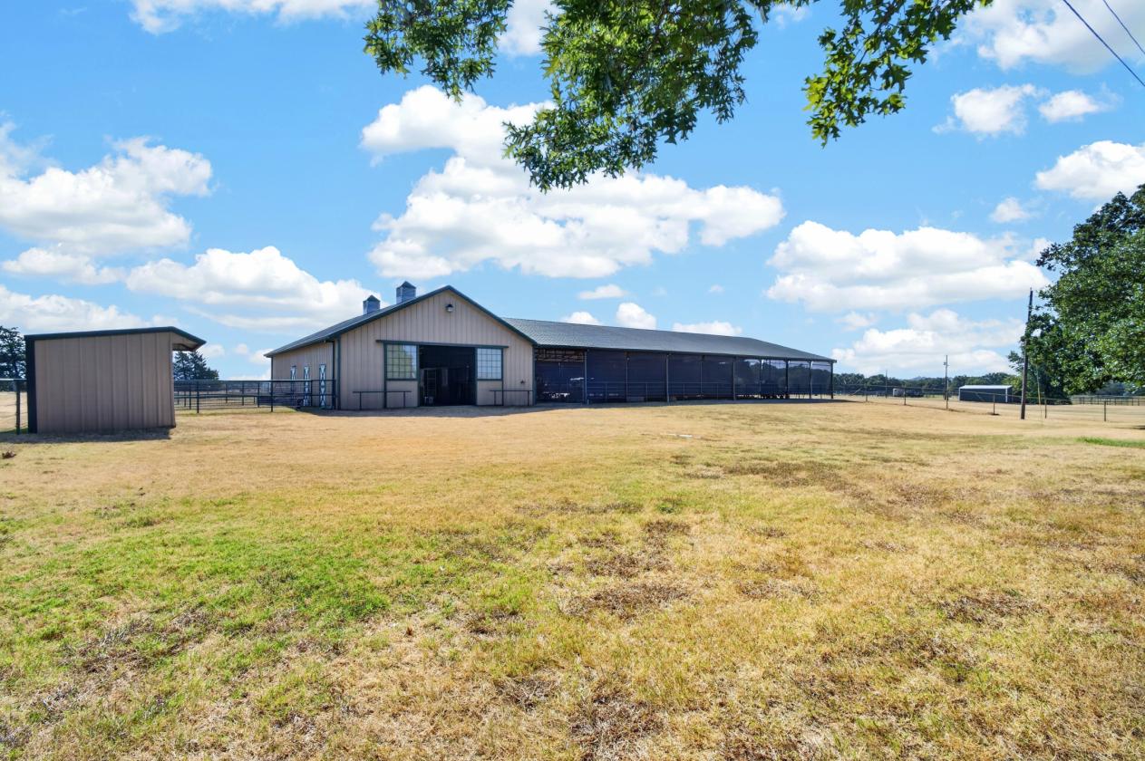 18 Acres, 3 Barns, Training Arena, 3 Residences - photo 4