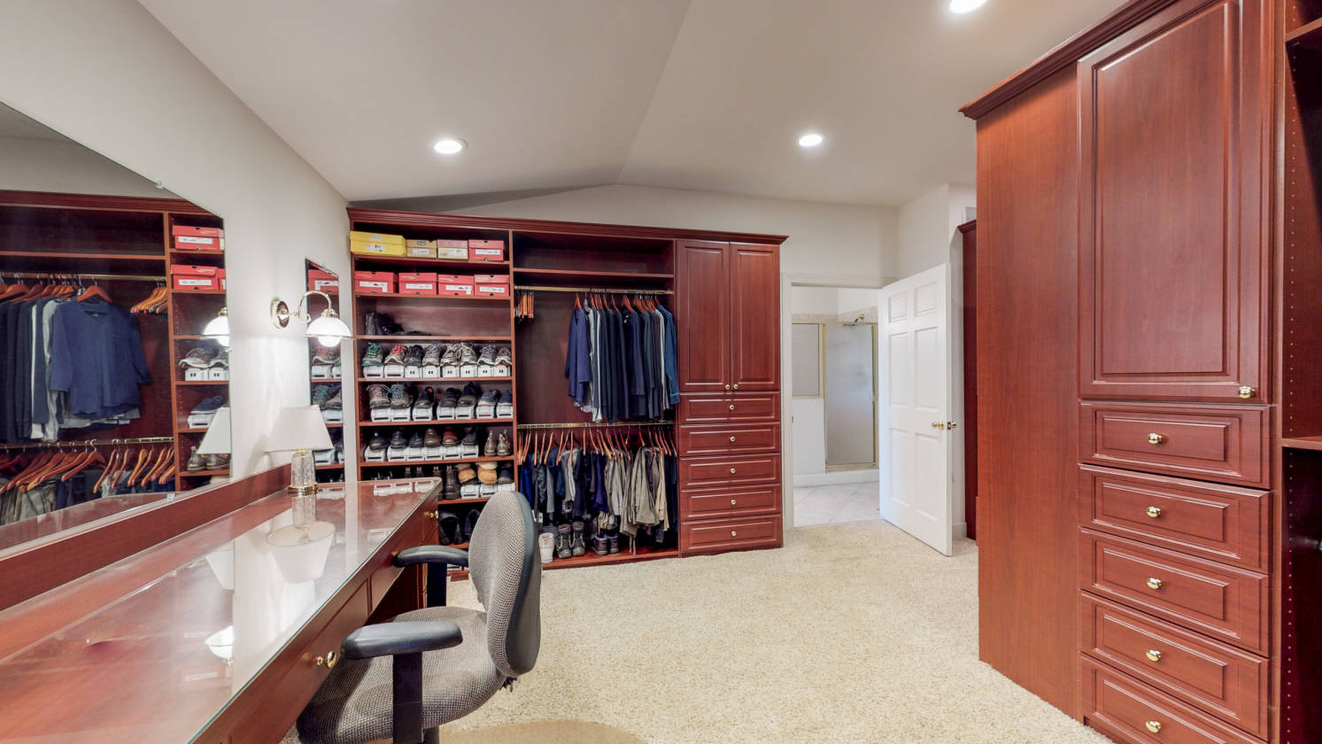 Equestrian estate with indoor arena, detached office & more