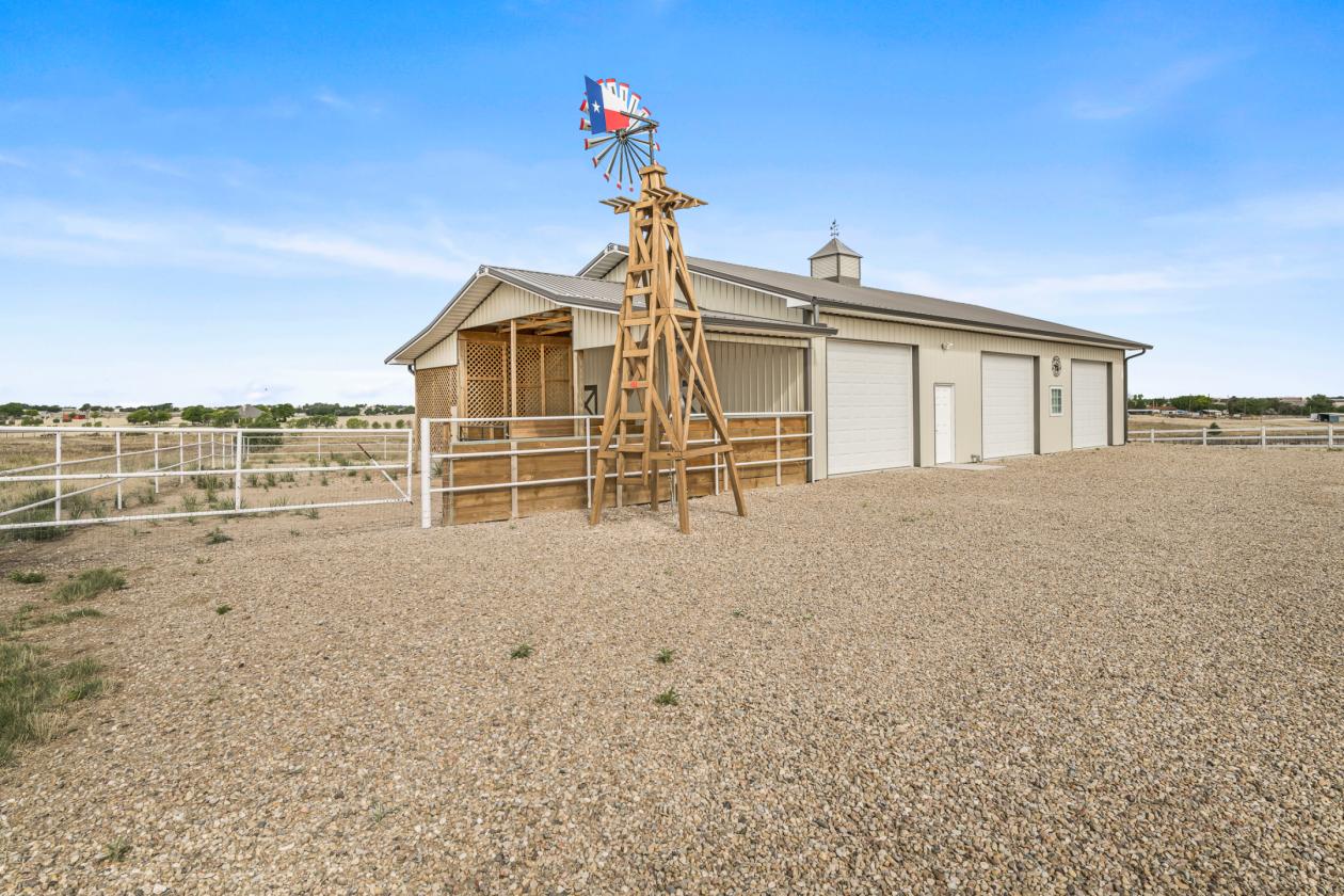 Beautiful Horse Property with a Pool! - photo 4