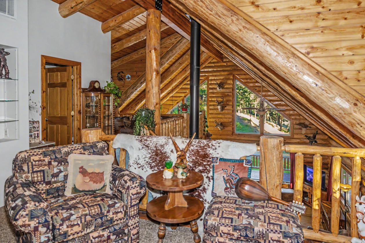 Stunning Log Home on 38.7 ac w/ barn & round pen - photo 6