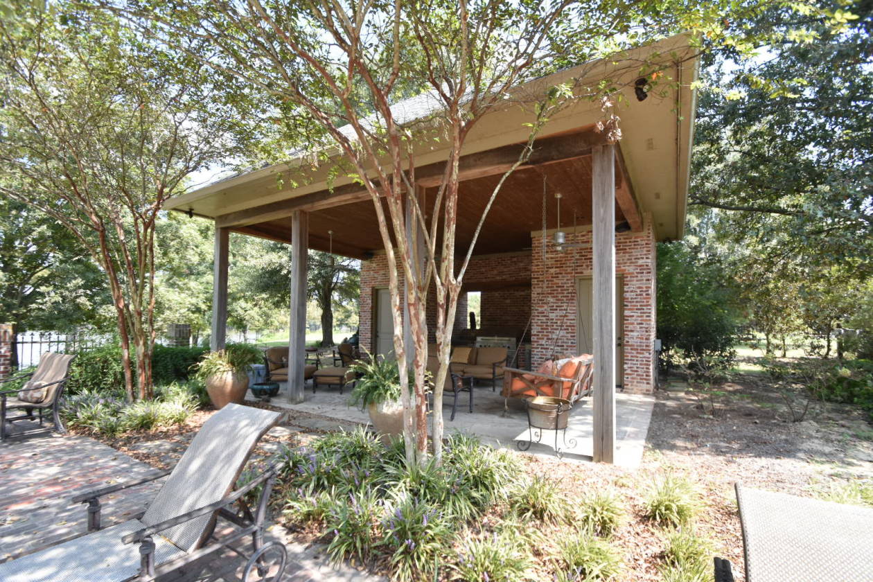 Luxury Equestrian Estate on beautiful Wolf Lake in MS Yazoo City