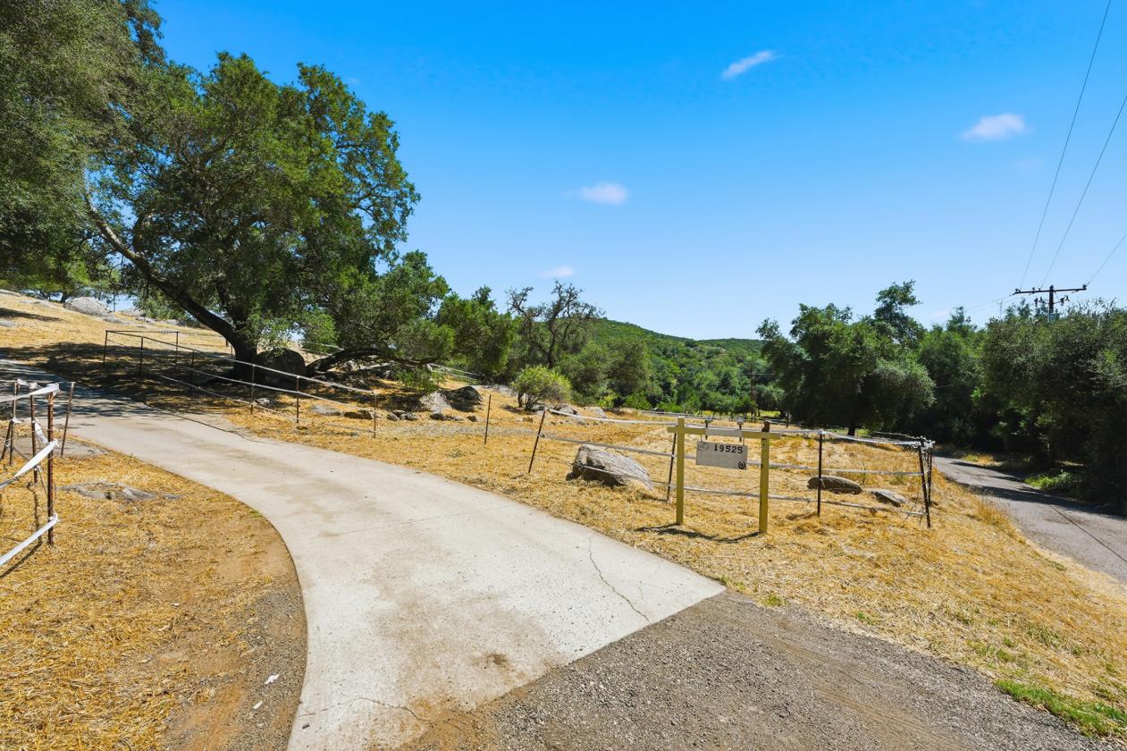 Private Ranch Style Home With Room for Horses - photo 3