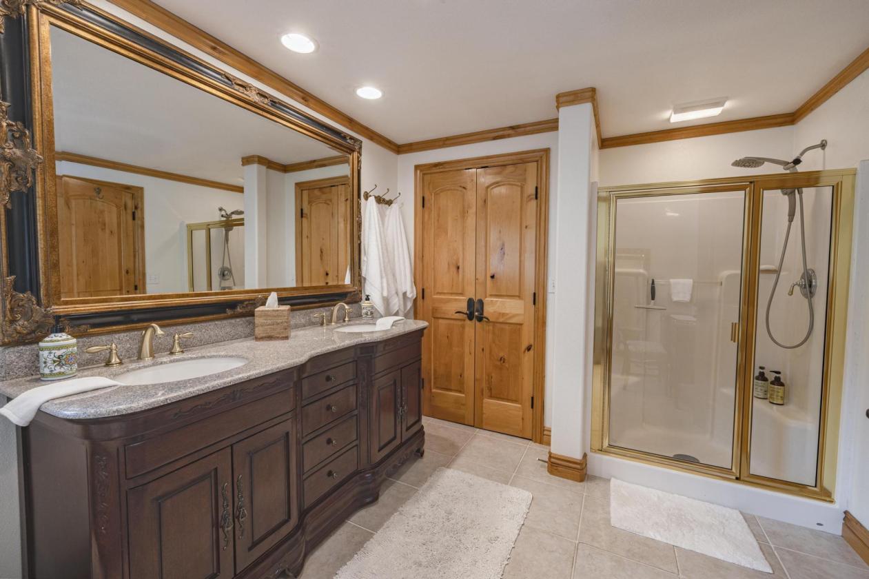 Stunning custom estate, bring your horses! - photo 19