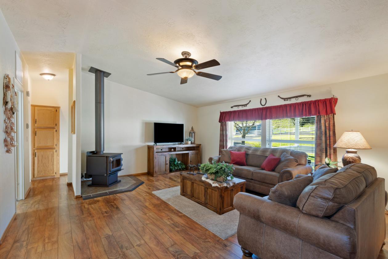 Experience True Country Living on This S. Oregon Estate - photo 6