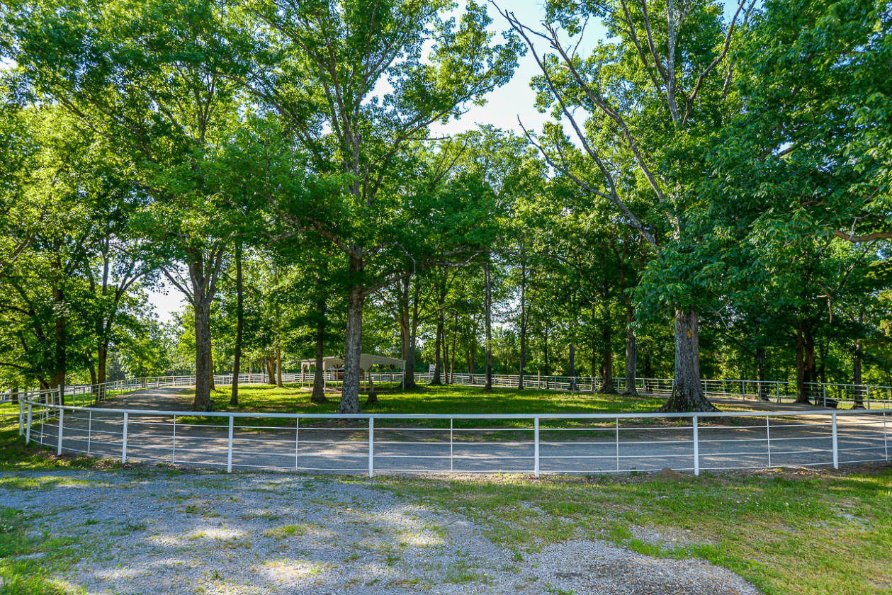 SHELBYVILLE TN EQUINE TRAINING CENTER w/3 Barns, Indoor Arena, 2