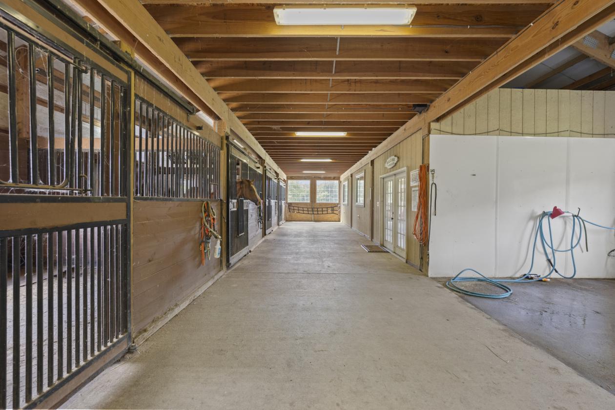 Luxurious Equine Property 27.9 acres Big New Barn - photo 11