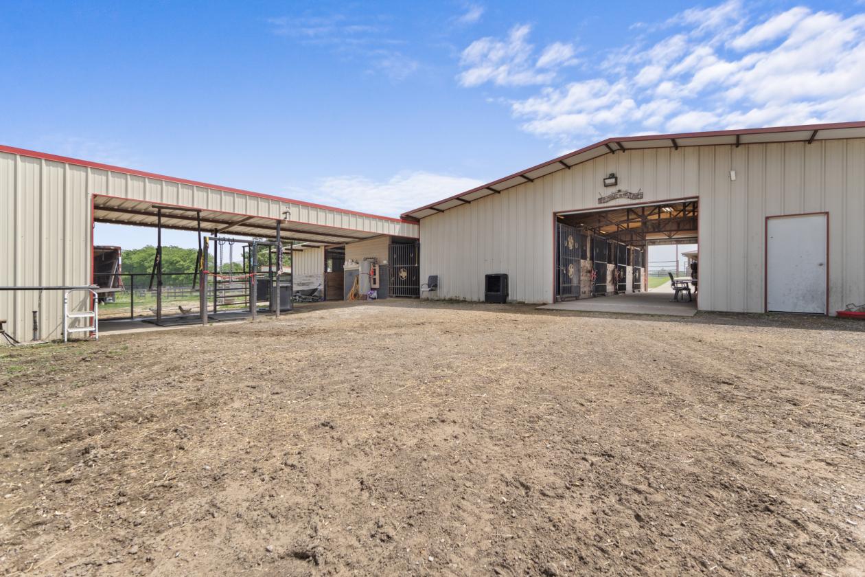 64 ACRE EQUASTRIAN RANCH WITH ARENA IN EAST TEXAS - photo 11