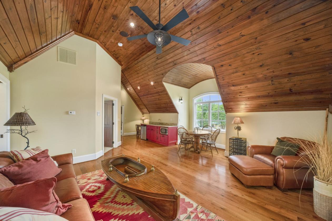 Luxury Estate on 2022 Acres with Helicopter Hangar - photo 21