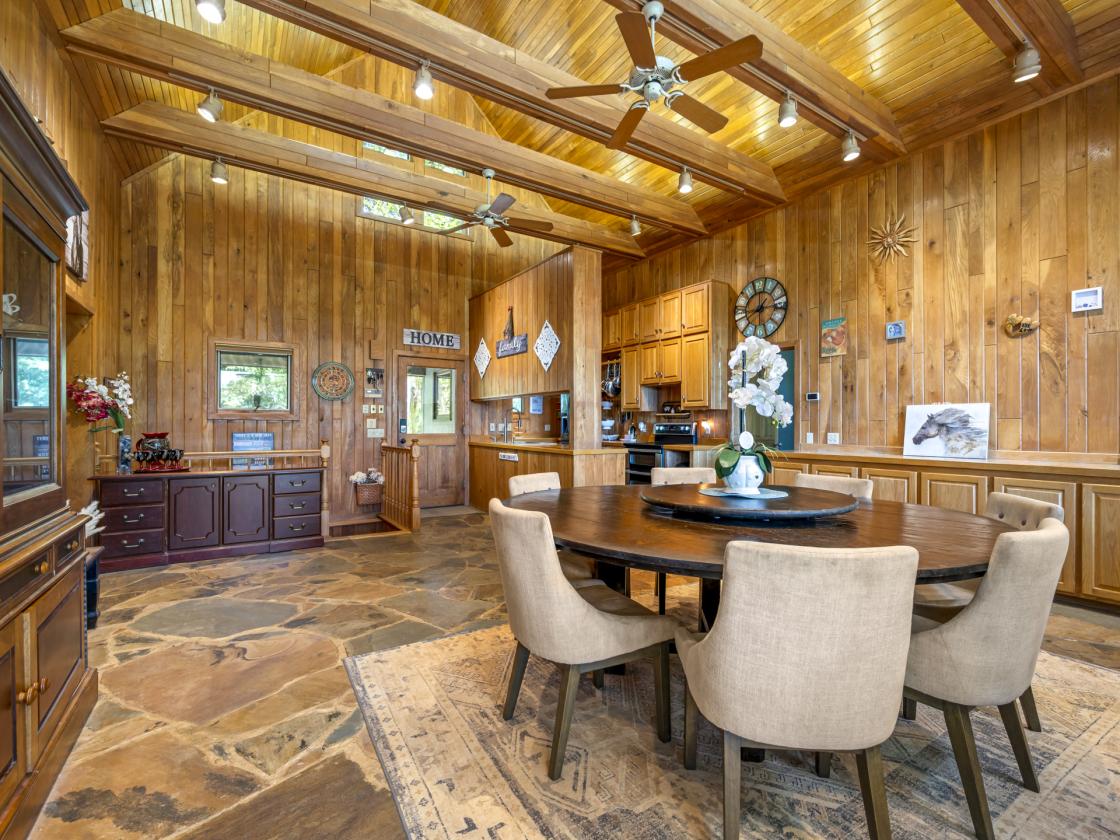 Luxury Horse Farm | 29 Stalls | Indoor Arena - photo 6