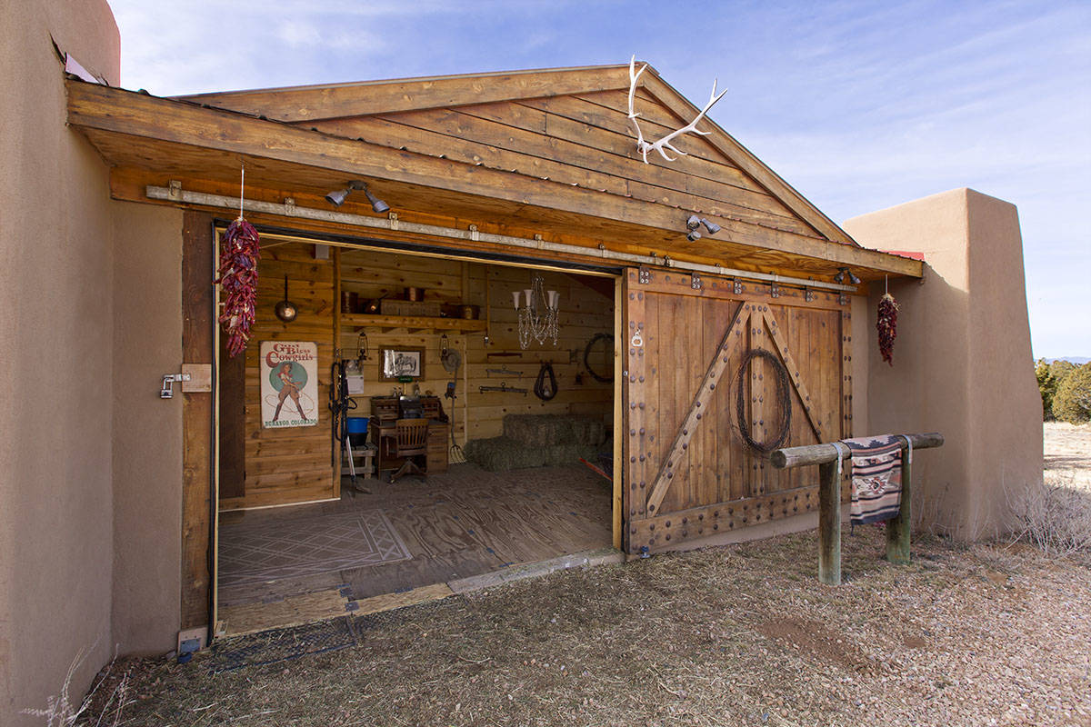 Spectacular Horse Property w/ 5Stall Barn, Large Arena & Easy