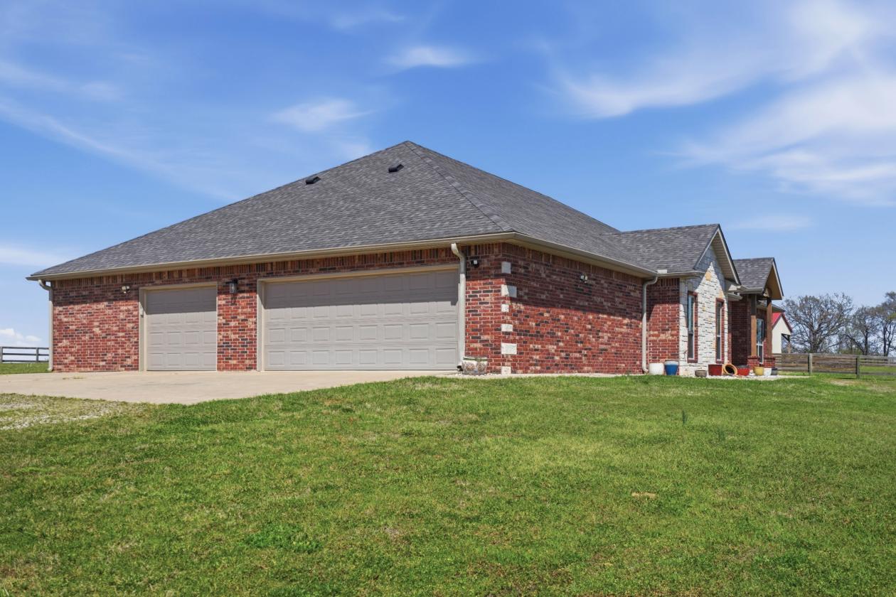 21 acre +/- HOBBY HORSE RANCH w/ ARENA AND POOL - photo 4