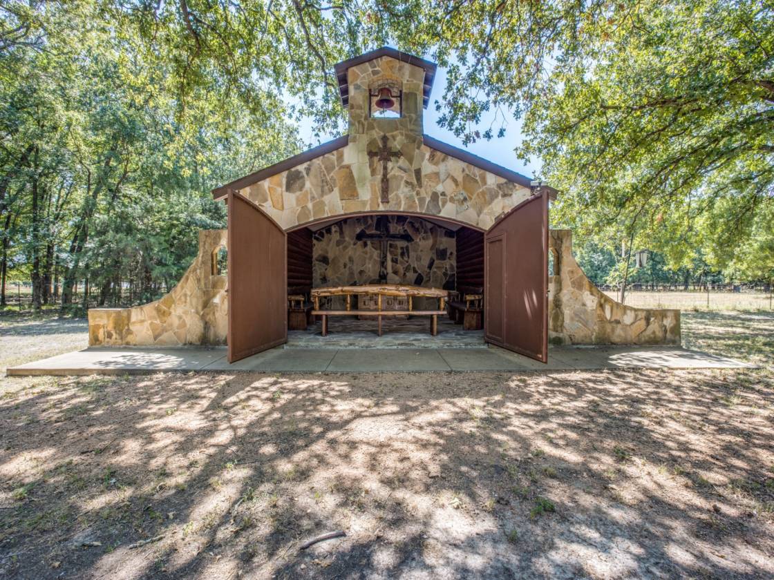 Horse and Cattle Property with Awesome Custom Log 5 bedroom... Kemp