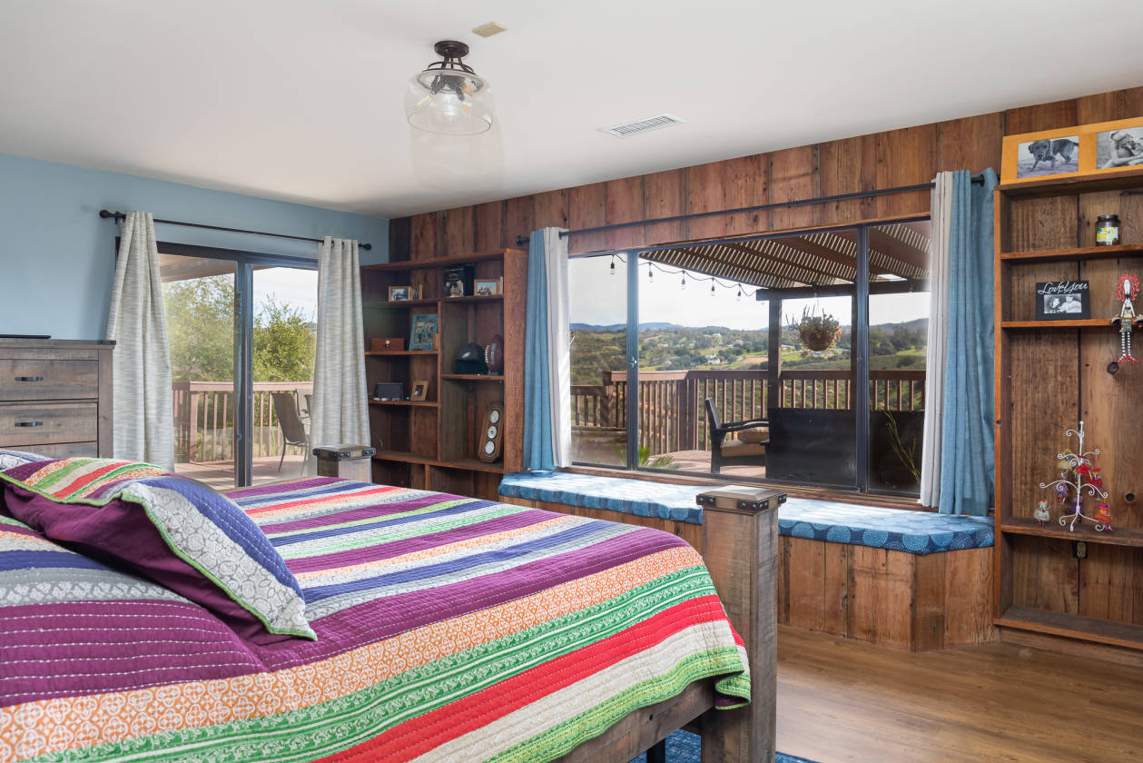 10 acres with two homes for your equestrian dreams! Ramona, San Diego