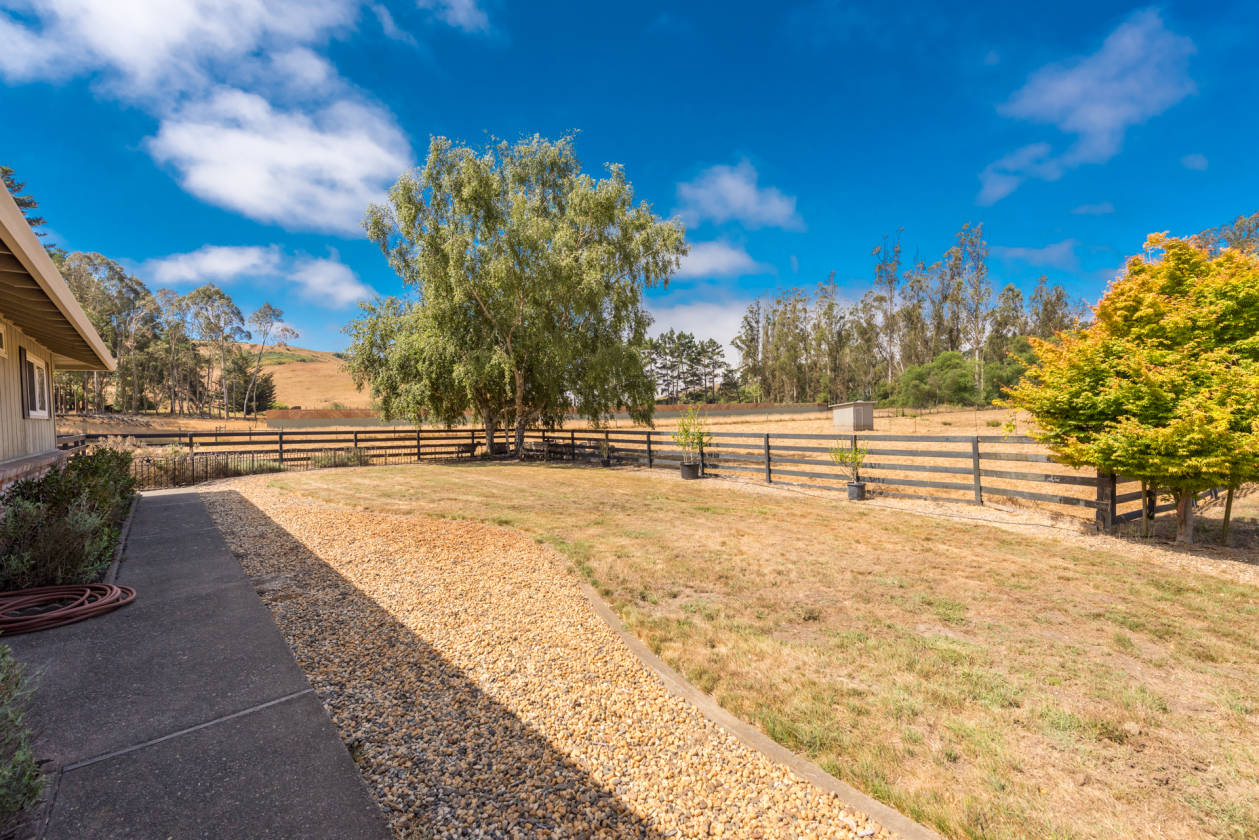 Beautiful Valley Ford Ranch on 12 Acres just minutes from... Valley