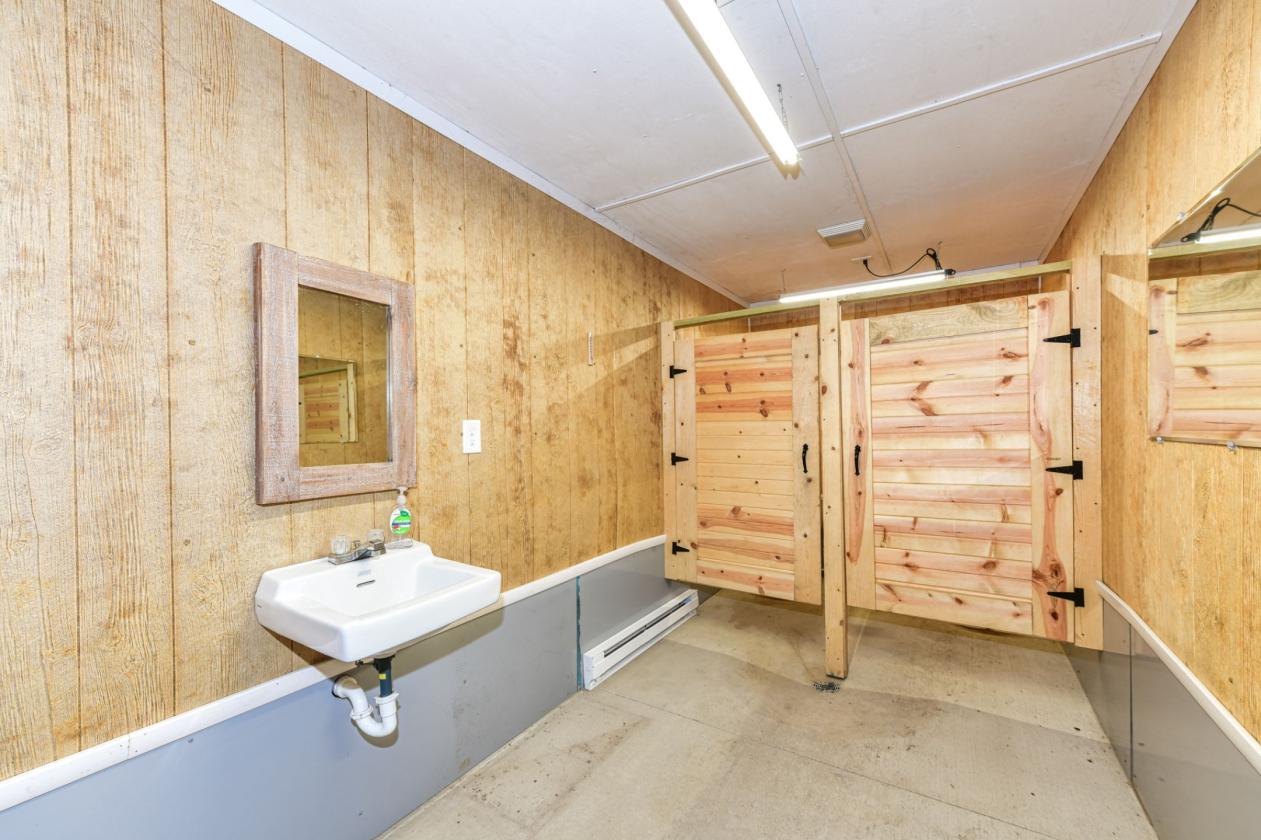 26 -Ac Horse Facility - Apartment, Lounge, etc - photo 14