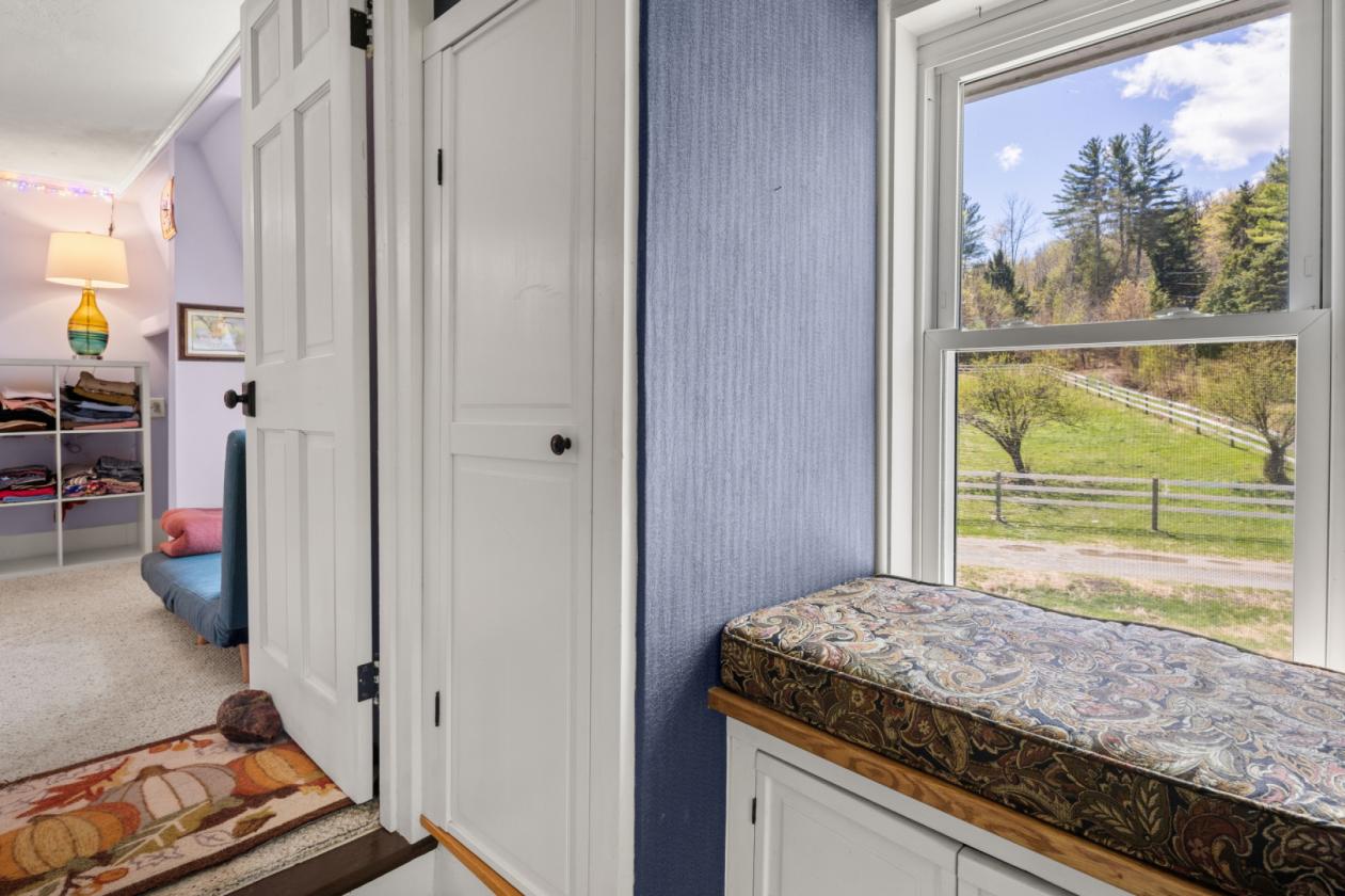 Charming 1914 farmhouse on a private horse farm - photo 21