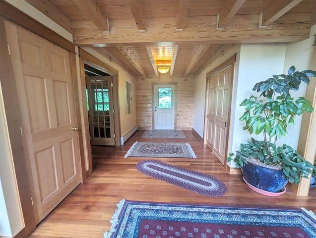 Beautifully crafted log cabin with lake frontage - photo 7