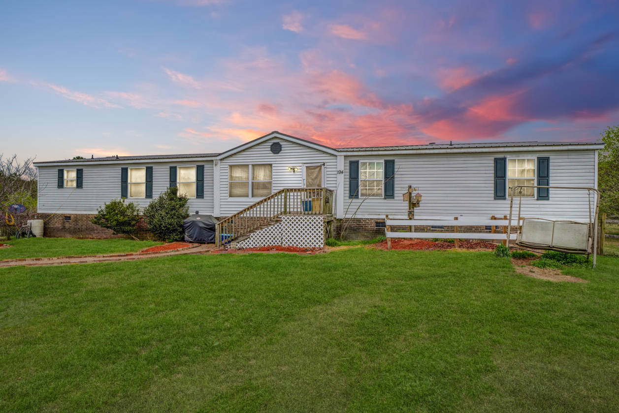 Over 25 ACRE Horse Farm in Eastern NC! Two 11Stall... Richlands