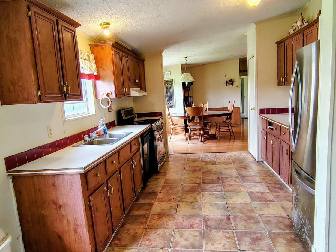 Manufactured home, 5 fenced acres, water supply - photo 17