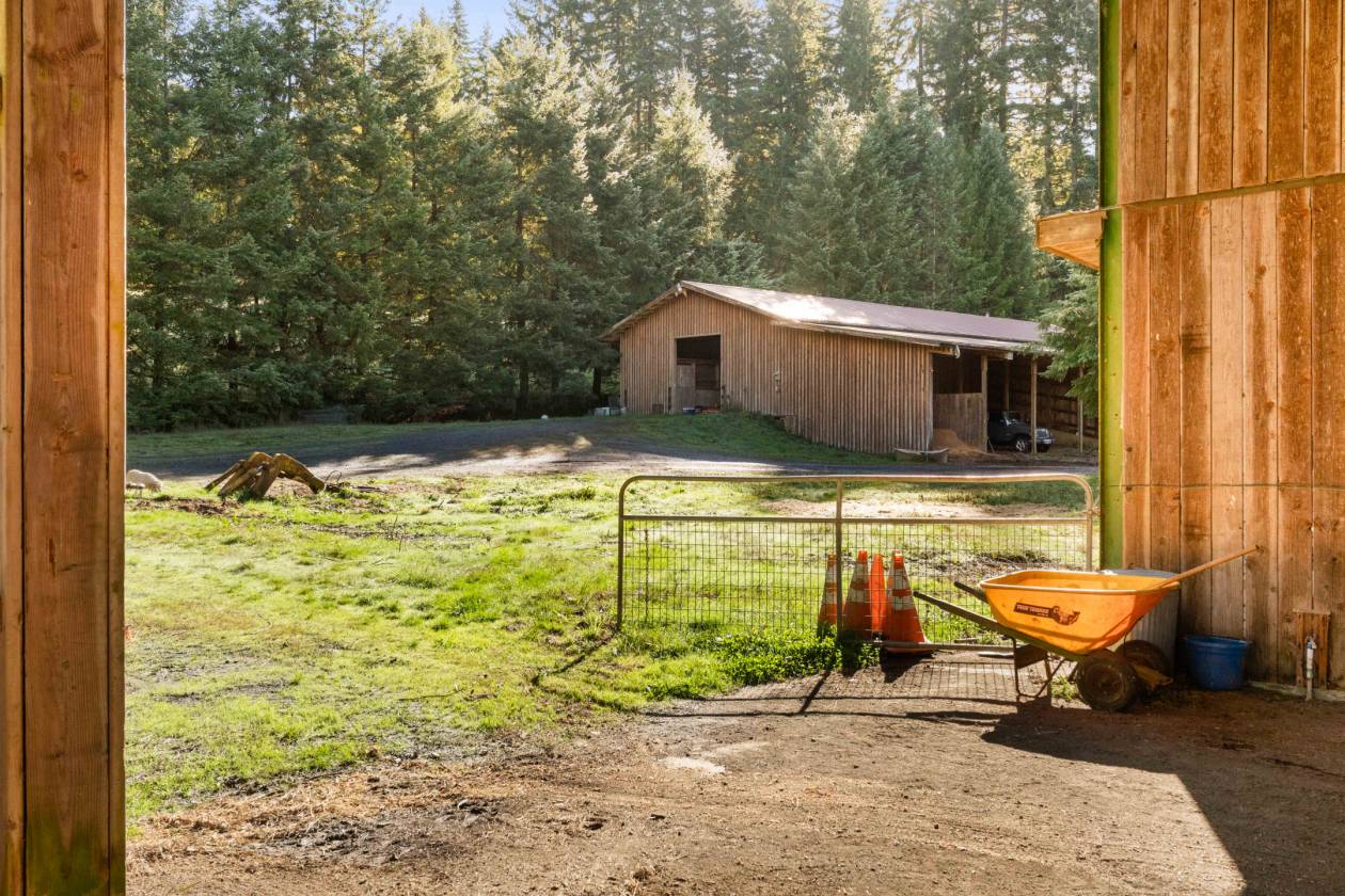 INDOOR ARENA - 35 ACRES - LOG HOME - photo 11