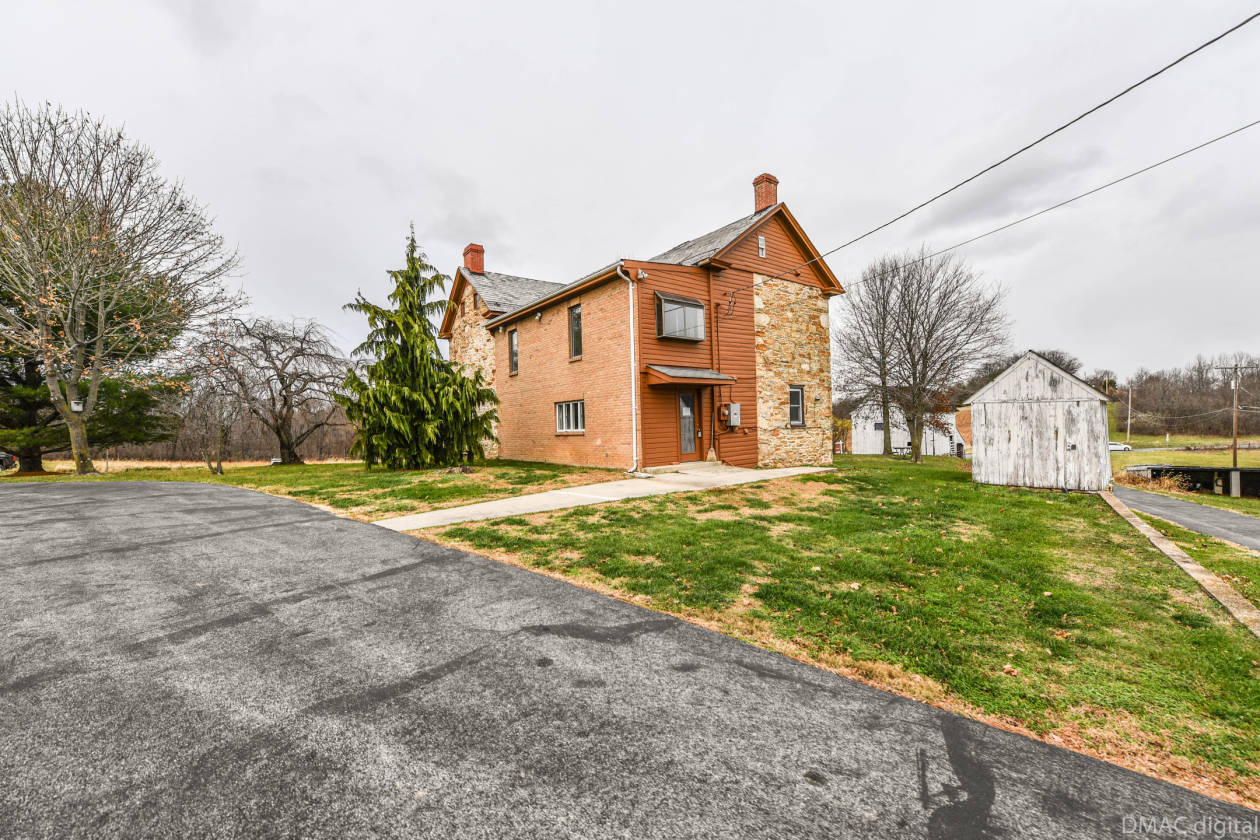 Victorian stone farmhouse on 7 acres Sugar Loaf Mnt... Adamstown