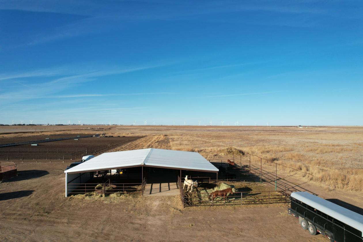 Feedyard & Equine Facility with Modern Homes - photo 9
