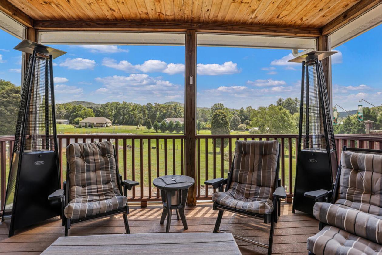 Mountain Equestrian Estate on 7.84 Acres - photo 16