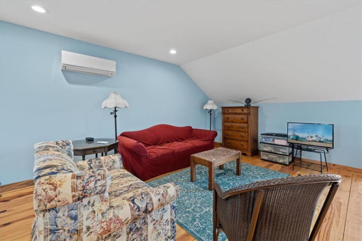 Farmhouse with Southern Hospitality & Open Pastures - photo 20