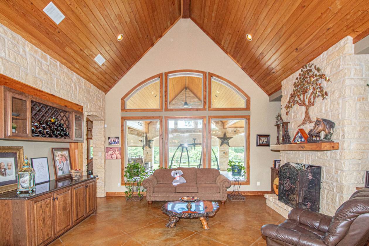 Stunning Home and Equestrian facility - photo 8
