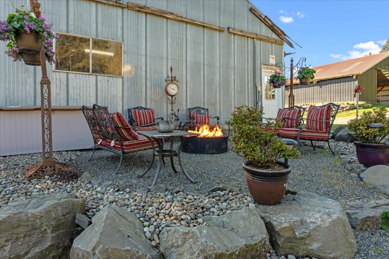 HORSE PROPERTY WITH 2 REMODELED HOMES ON 14+ ACRES - photo 10