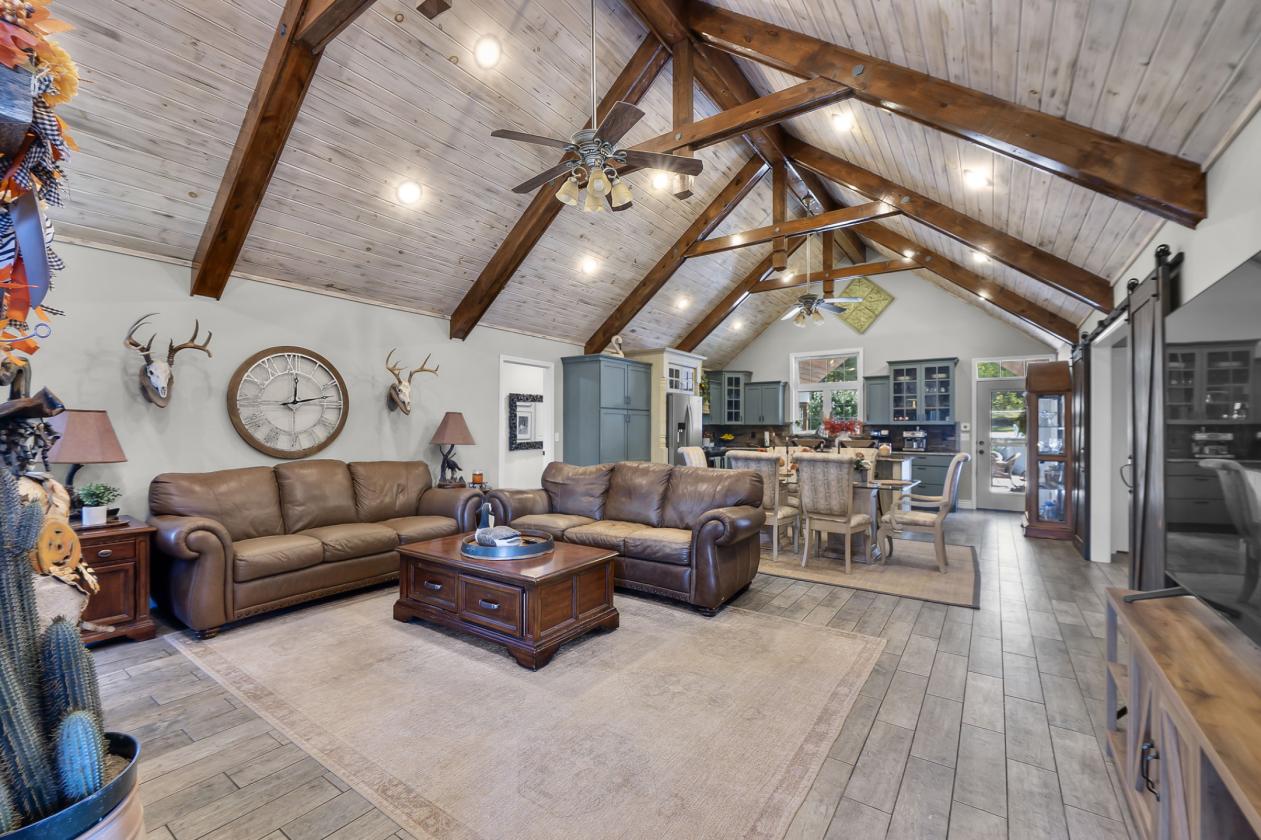 31 Acres, 5-Stall Barn & Luxury Home - photo 21