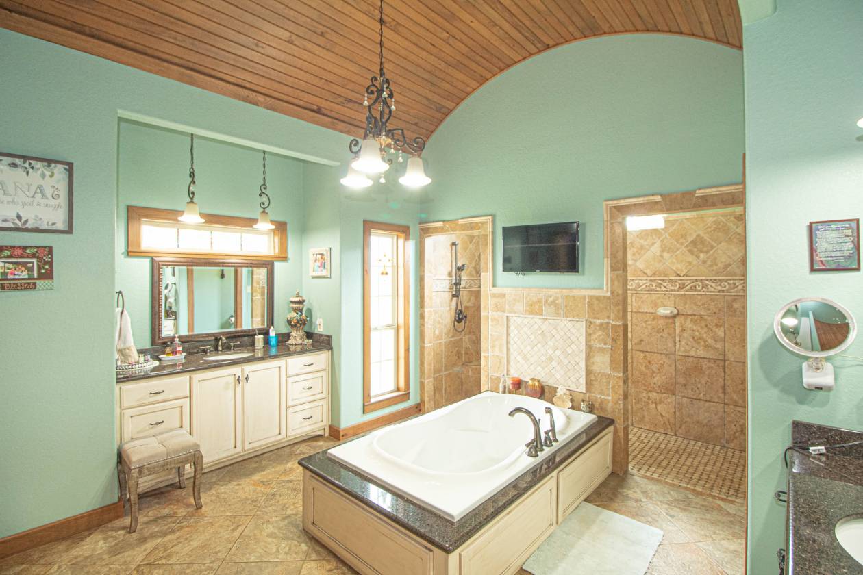 Stunning Home and Equestrian facility - photo 11
