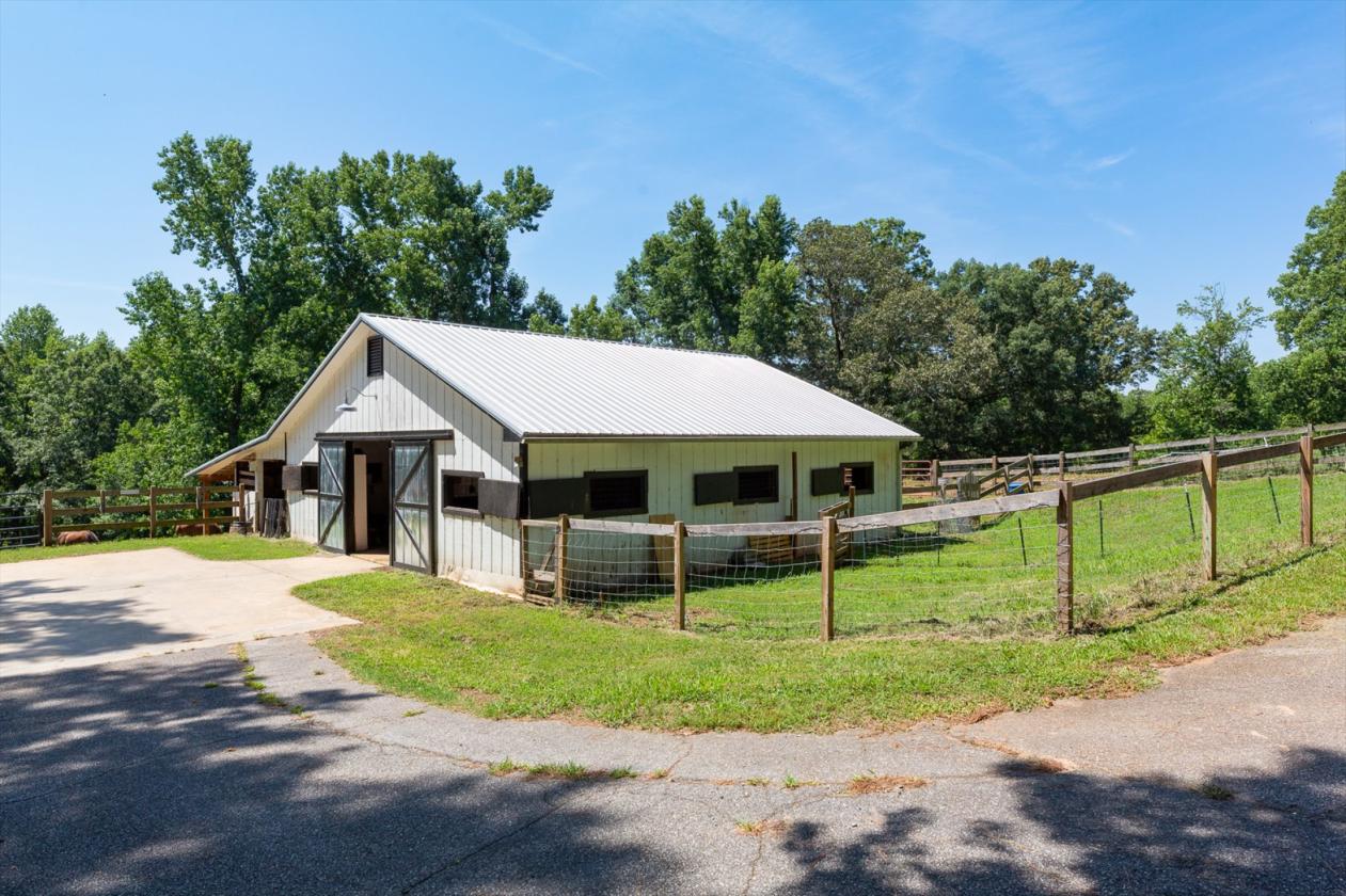 Gorgeous equestrian estate with 2 homes!! - photo 18