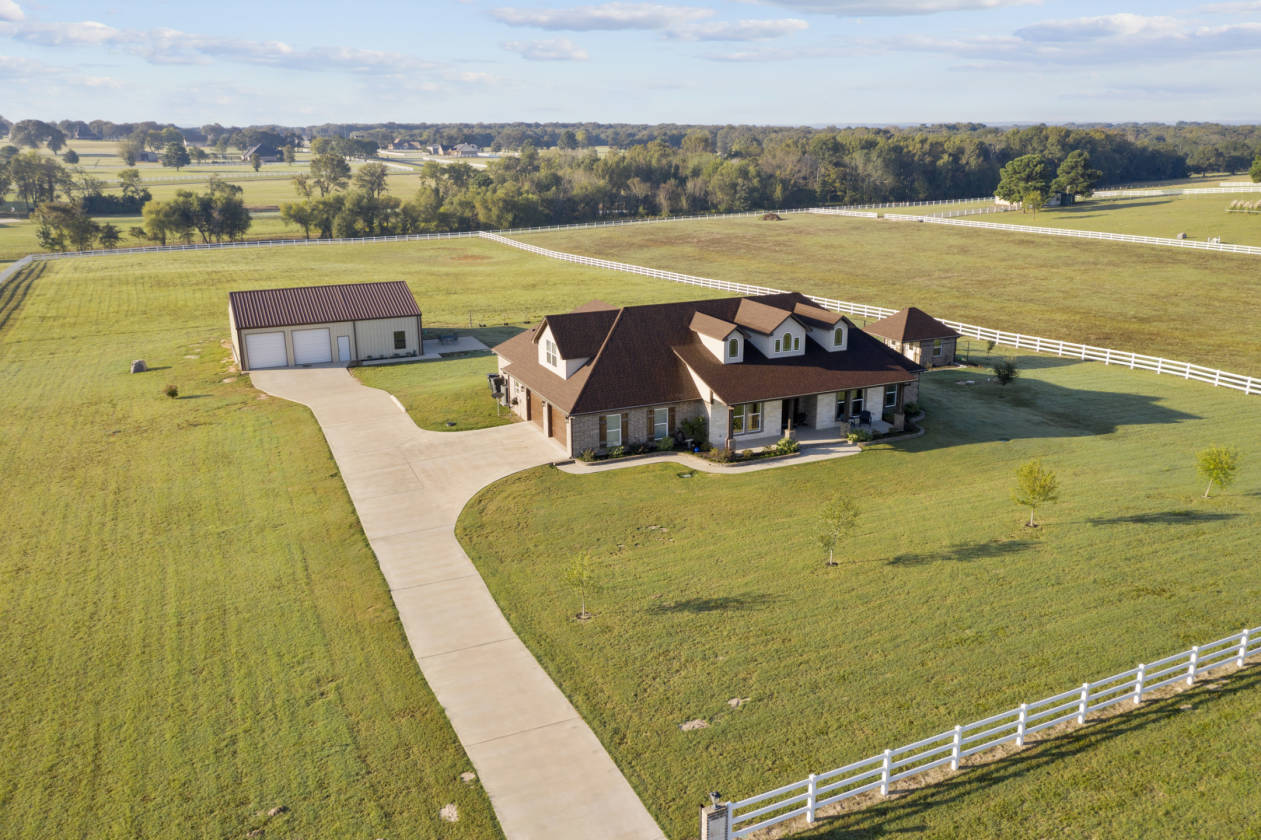 Custom built home in Stallion Lake Ranch with 5 acres... Lindale