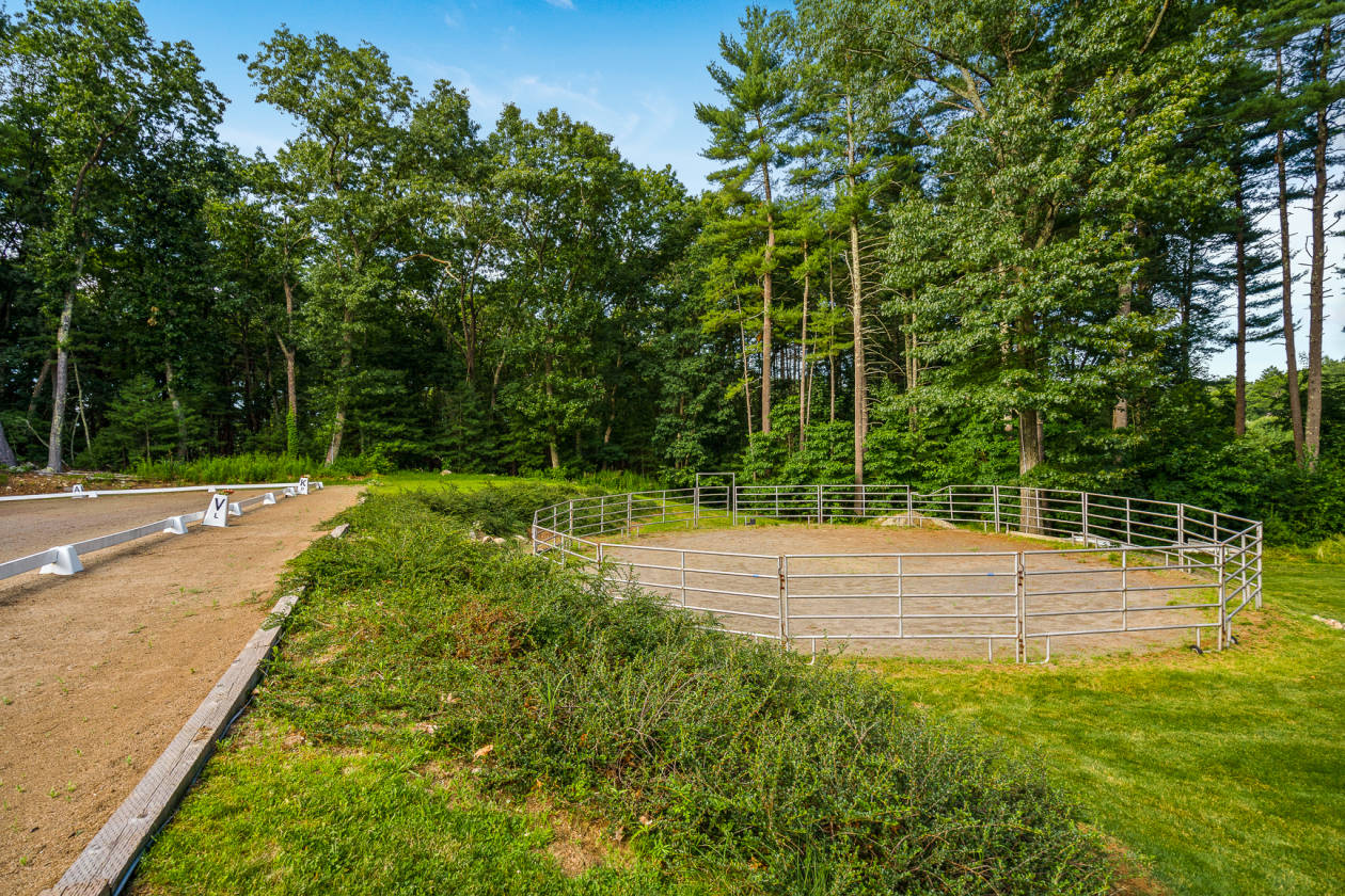 Equestrian Estate for sale 10 acres4 stall barn and mint colonial Hudson, Middlesex County