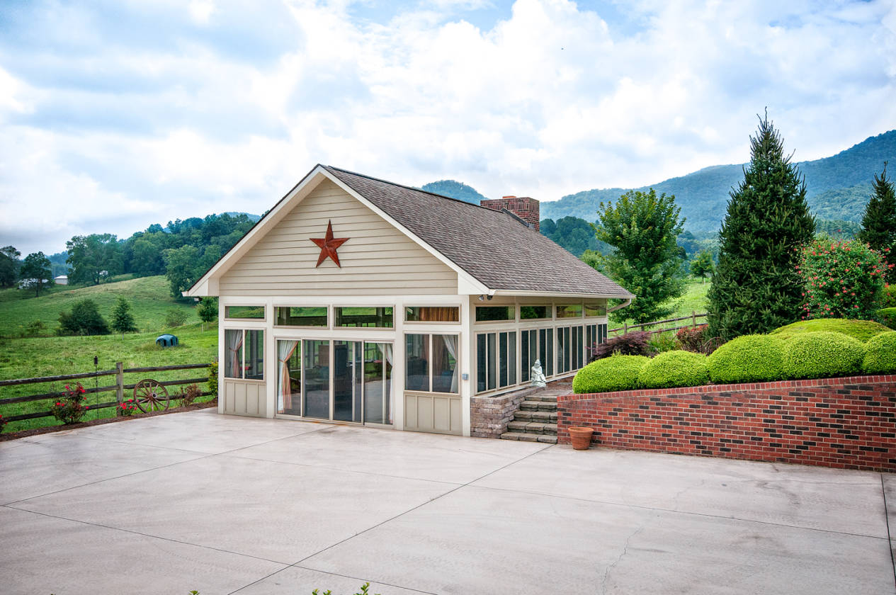 Exquisitely maintained 43+ acre farm used for champion Quarter horse