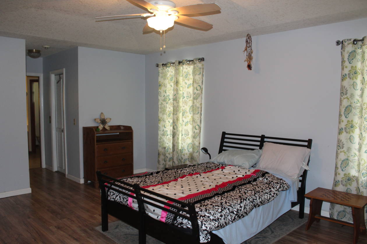 Quaint three bedroom pool home with three stall pole barn... Middleburg, Clay County, Florida