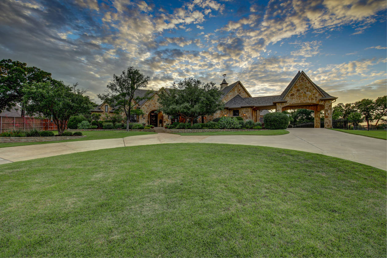Sophisticated Estate on 2.39 acres in Denton Denton, Denton County